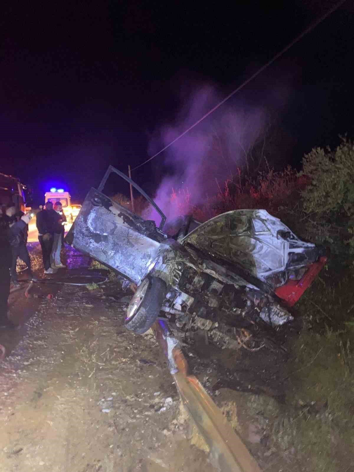 Alkoll&uuml; s&uuml;r&uuml;c&uuml; bariyerlere &ccedil;arptı, ara&ccedil; alev aldı
