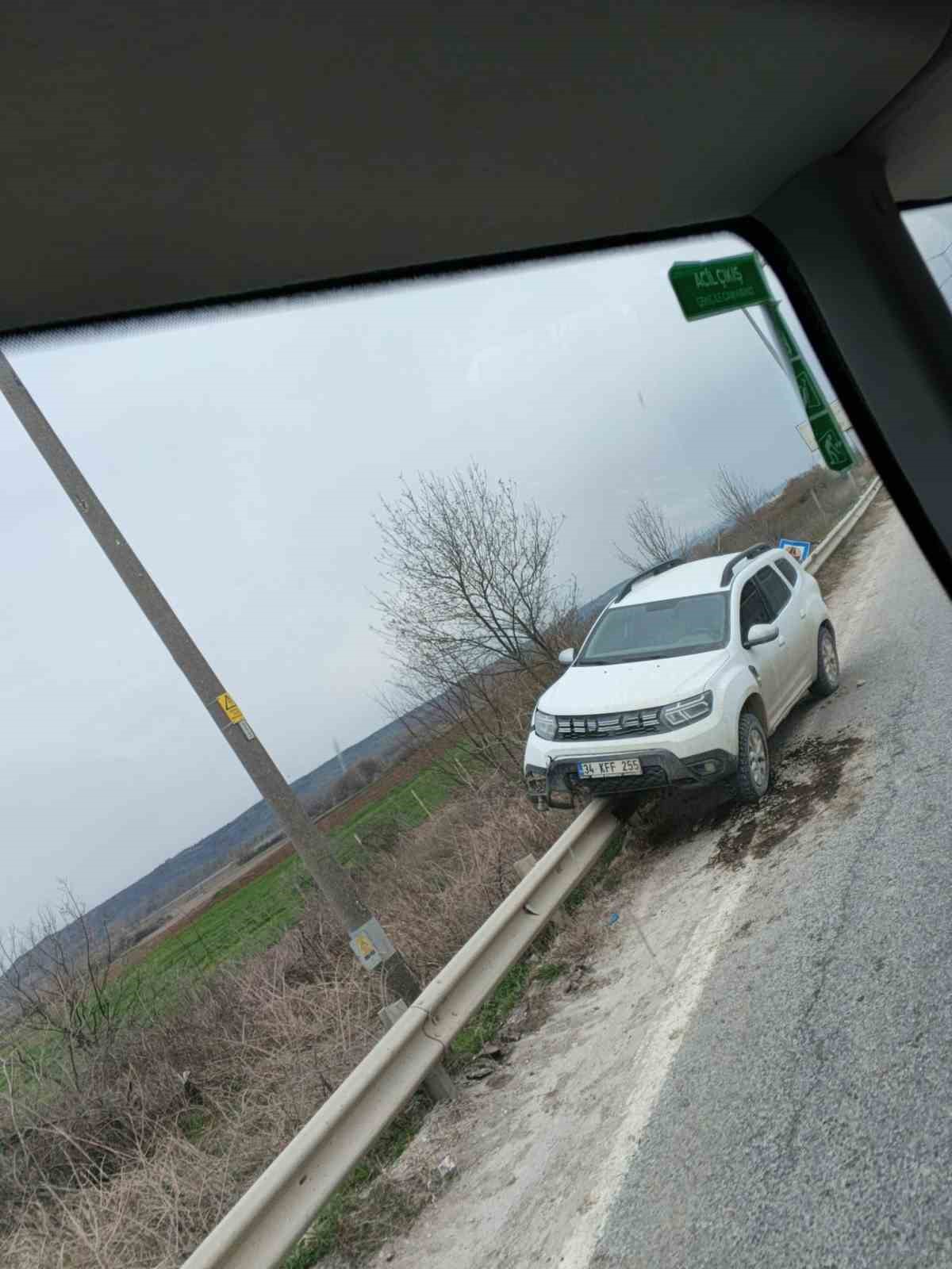 Virajı alamayan ara&ccedil; bariyerlere &ccedil;ıktı
