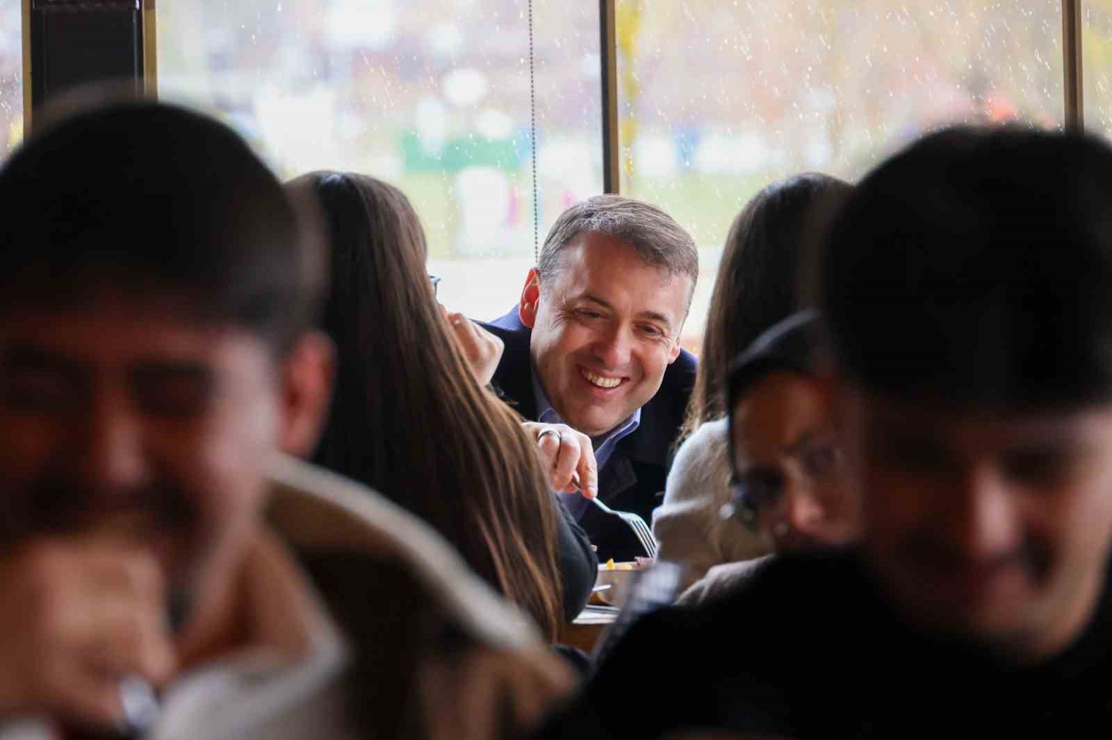 Vali Sözer bayramda çocuklar ve öğrencilerle buluştu