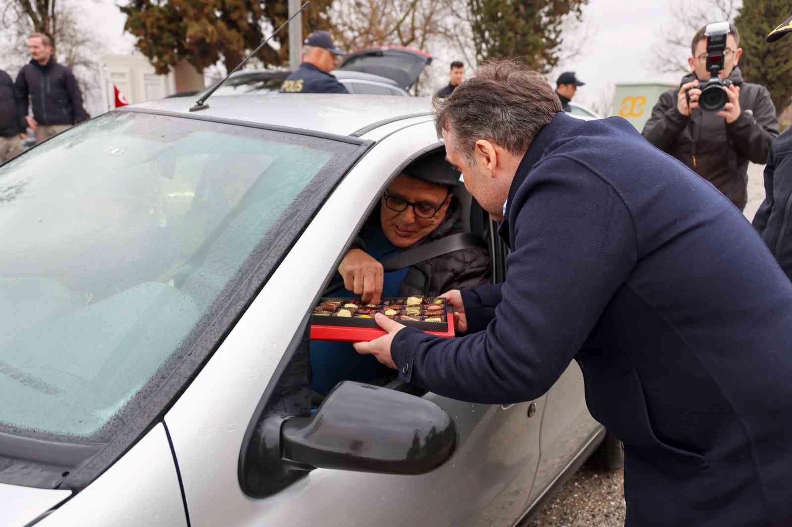 Vali Sözer denetim noktasında güvenlik güçleriyle bayramlaştı