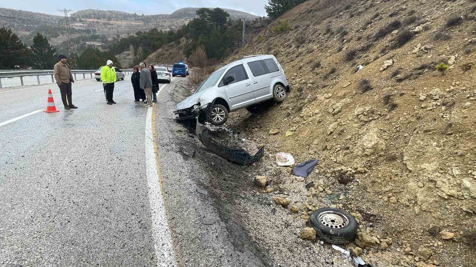 Kontrolden &ccedil;ıkan hafif ticari ara&ccedil; şarampole savruldu: 1 yaralı
