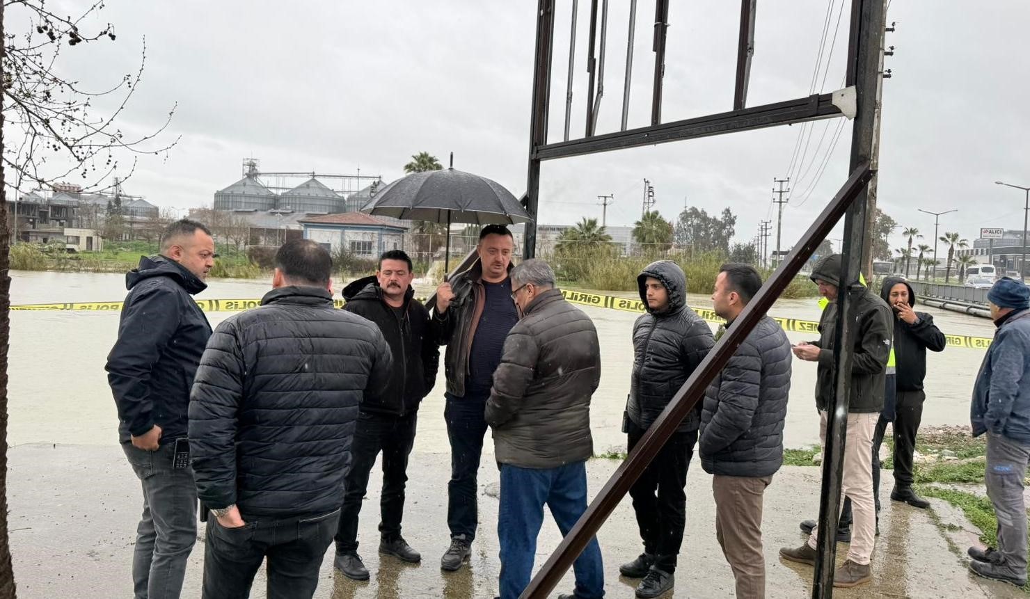 Berdan Irmağı&rsquo;nda alarm, su seviyesi k&ouml;pr&uuml;ye dayandı
