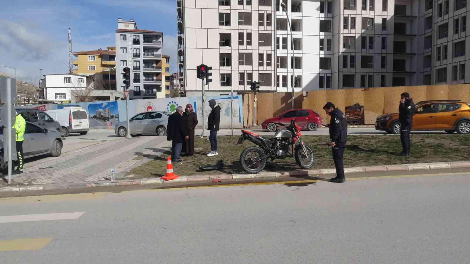 Otomobil ile çarpışan motosiklet sürücüsü kaçtı: 1 yaralı