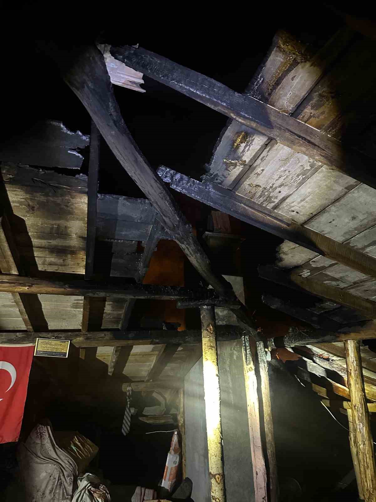 &Ccedil;orum&rsquo;da evin bacasında &ccedil;ıkan yangın korkuttu
