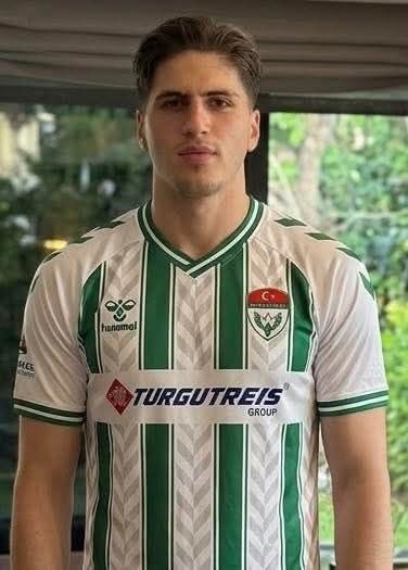 İstanbul&rsquo;da silahlı saldırıda &ouml;len gen&ccedil; futbolcu son yolculuğuna uğurlandı
