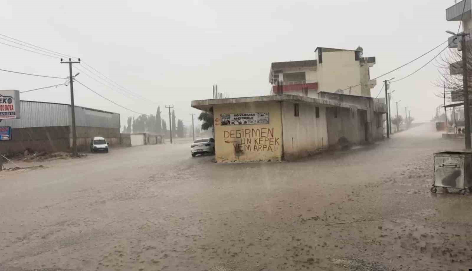 Şanlıurfa&rsquo;da dolu yağışı hayatı olumsuz etkiledi
