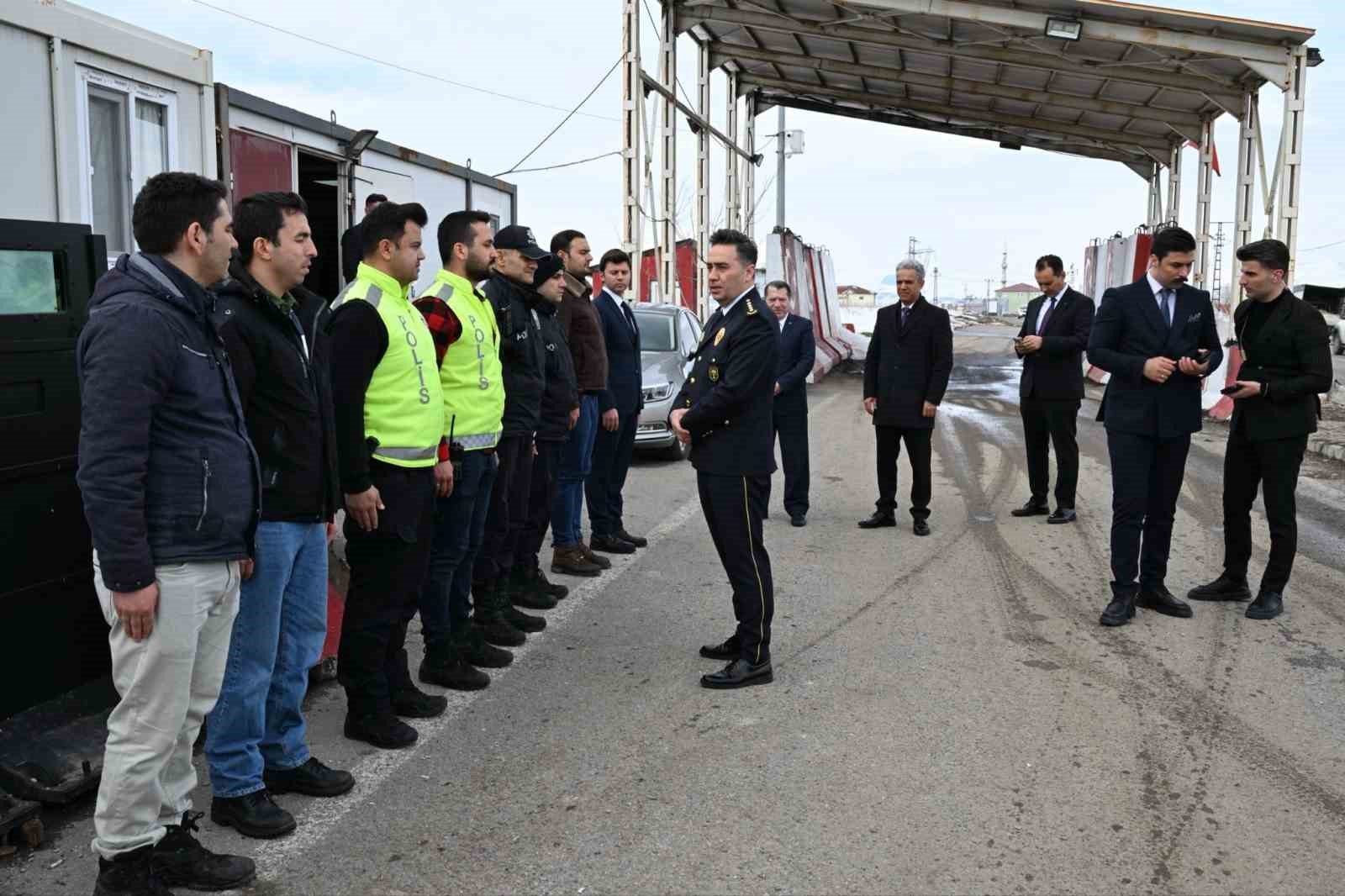 Ağrı Emniyet M&uuml;d&uuml;r&uuml; &Ouml;nder&rsquo;den bayram mesaisindeki polislere ziyaret
