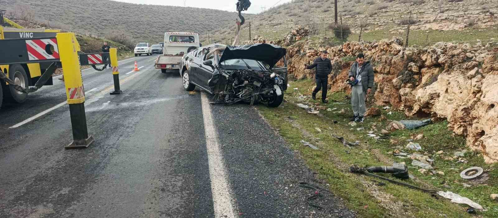 Mardin&rsquo;de kontrolden &ccedil;ıkan otomobil takla attı: 3 yaralı
