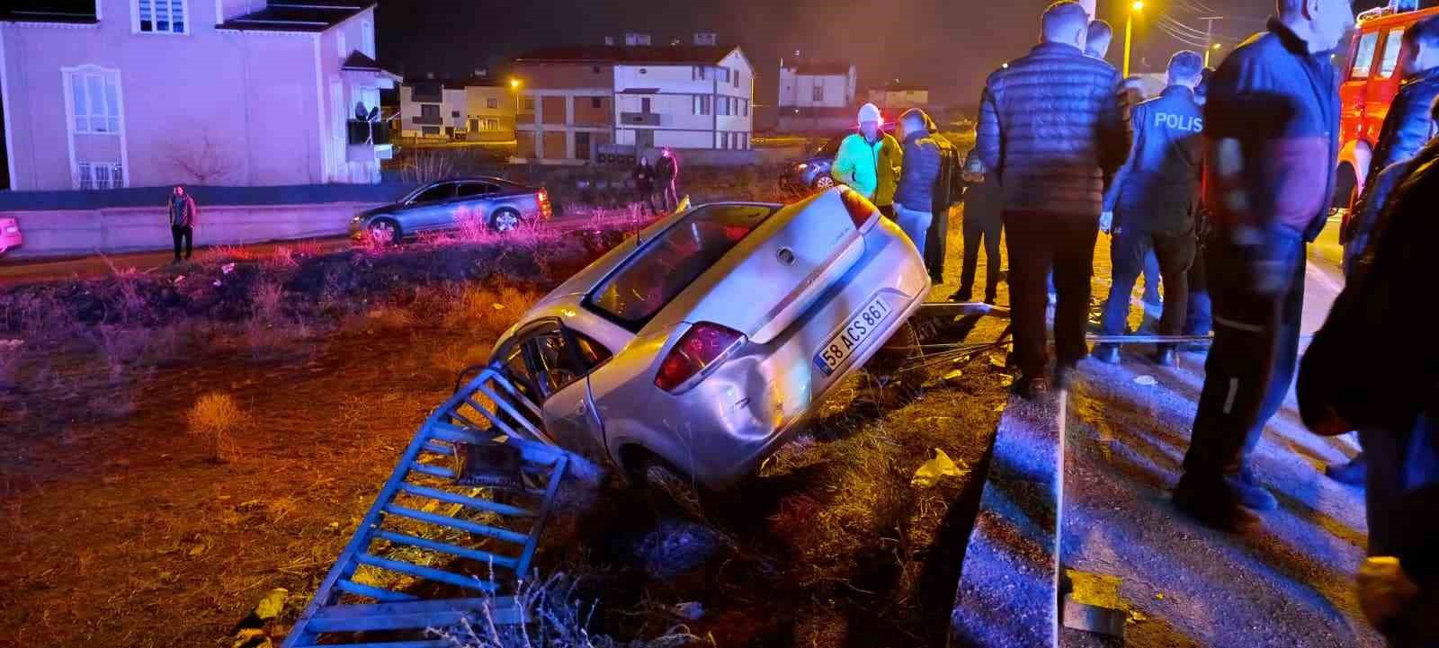 Otomobil bariyere çarptı: 1’i ağır, 2 kişi yaralandı