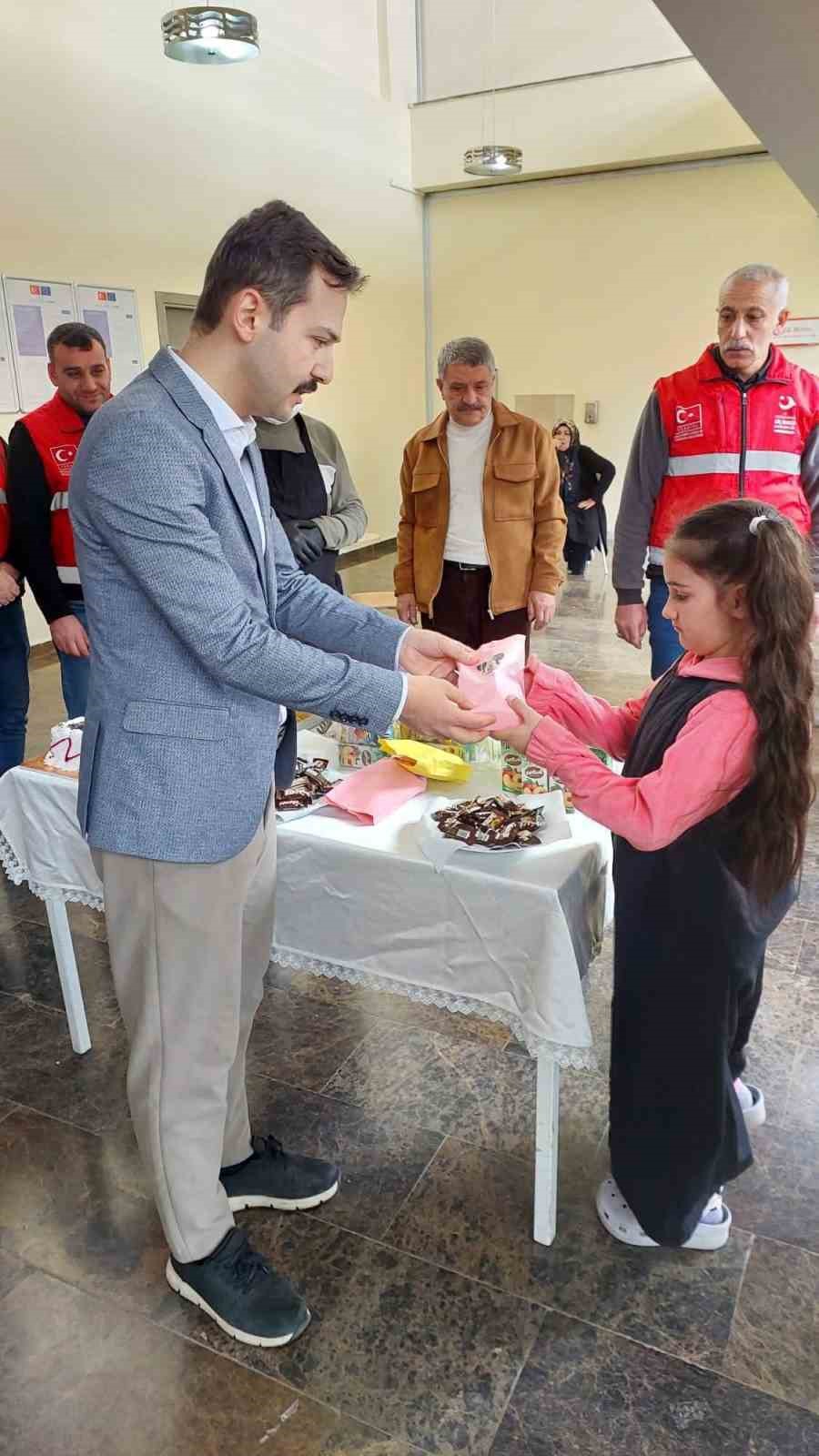 Aşkale&rsquo;de bayramlaşma geleneği s&uuml;r&uuml;yor
