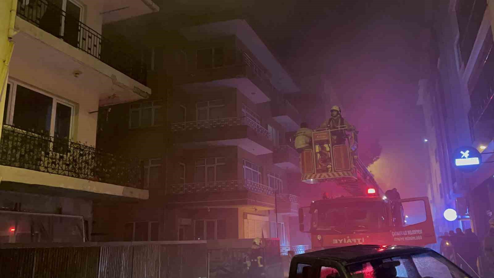 &Ccedil;anakkale&rsquo;de ev yangını: Mahsur kalan kişi kurtarıldı
