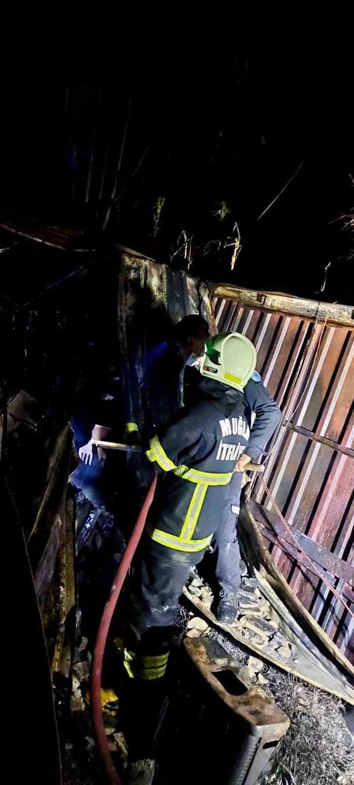 İş&ccedil;i lojmanları alevlere teslim oldu
