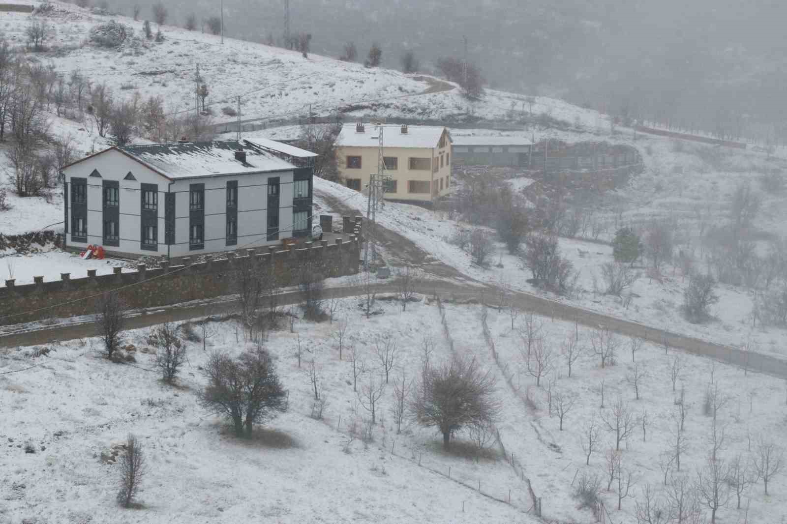 Hadim&rsquo;de kar yağışı başladı
