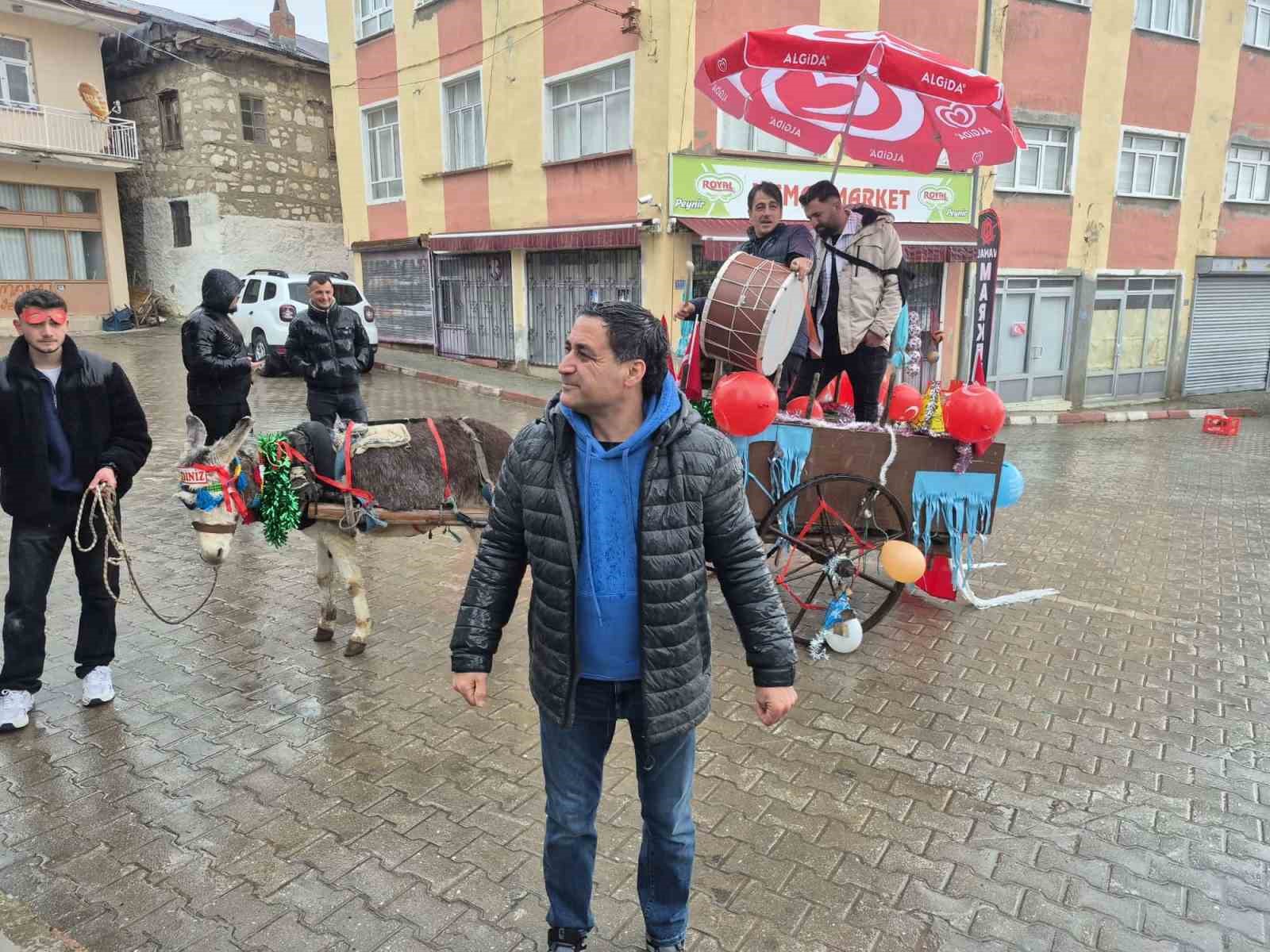 Davulcular bahşişi süslenen eşek arabasıyla topluyor