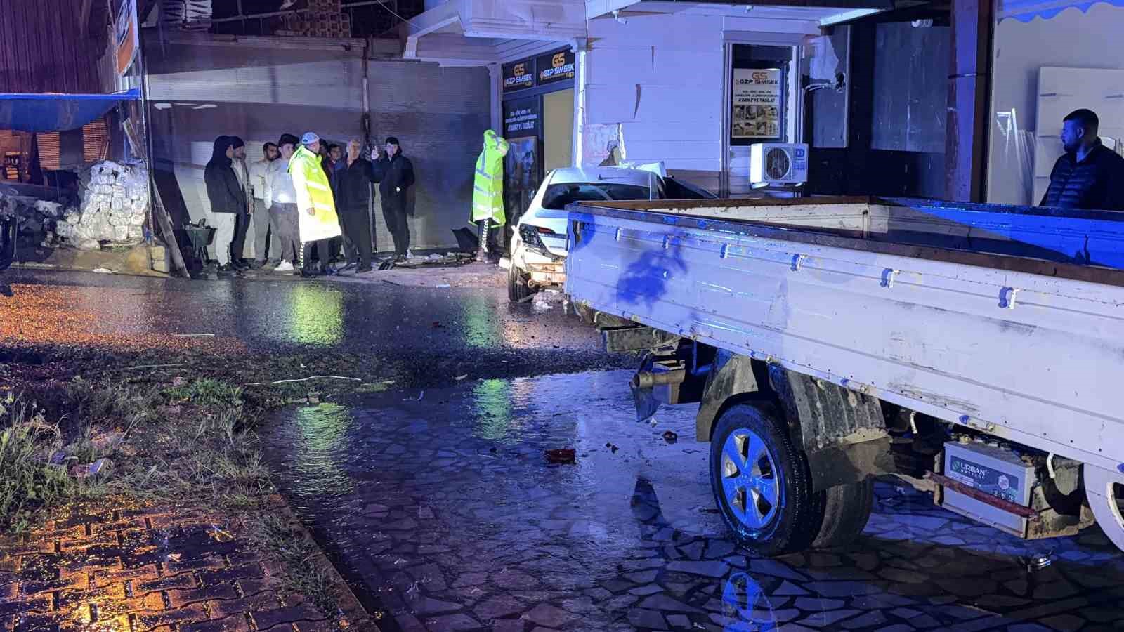 Gazipaşa&rsquo;da otomobil iş yerine girdi: 3 yaralı
