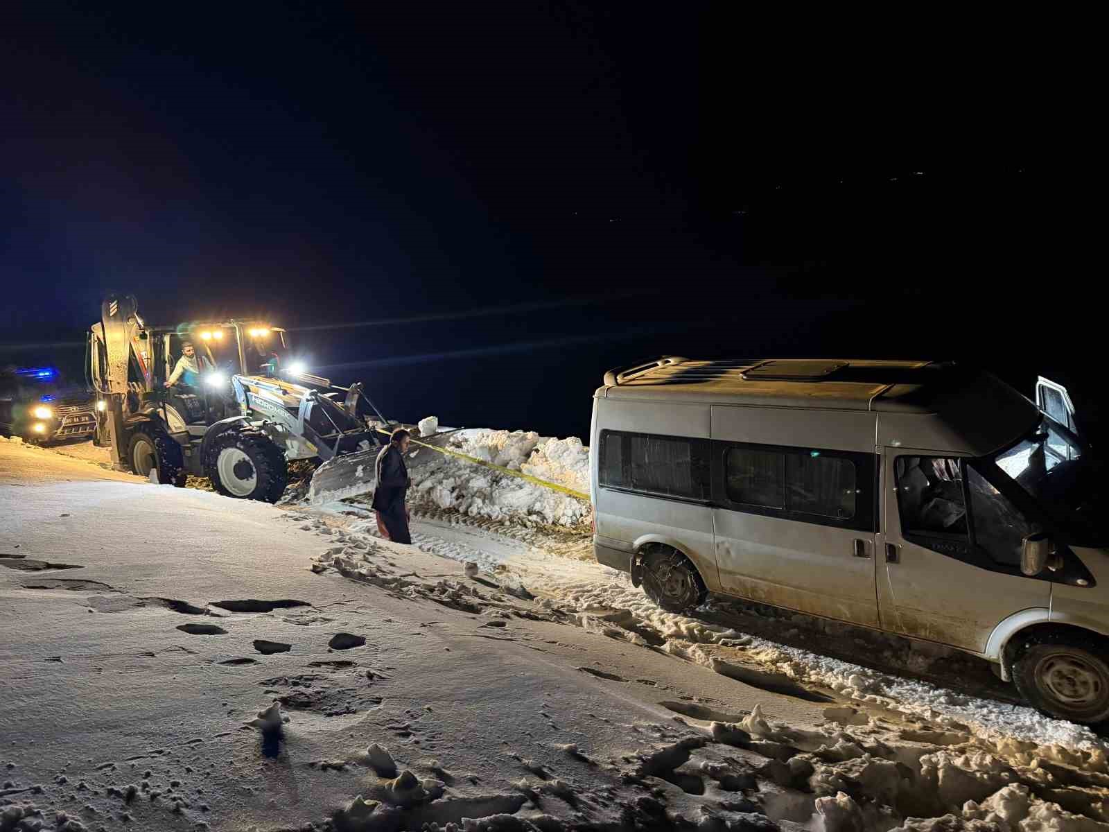Başkale’de yoldan çıkan minibüs kara saplandı