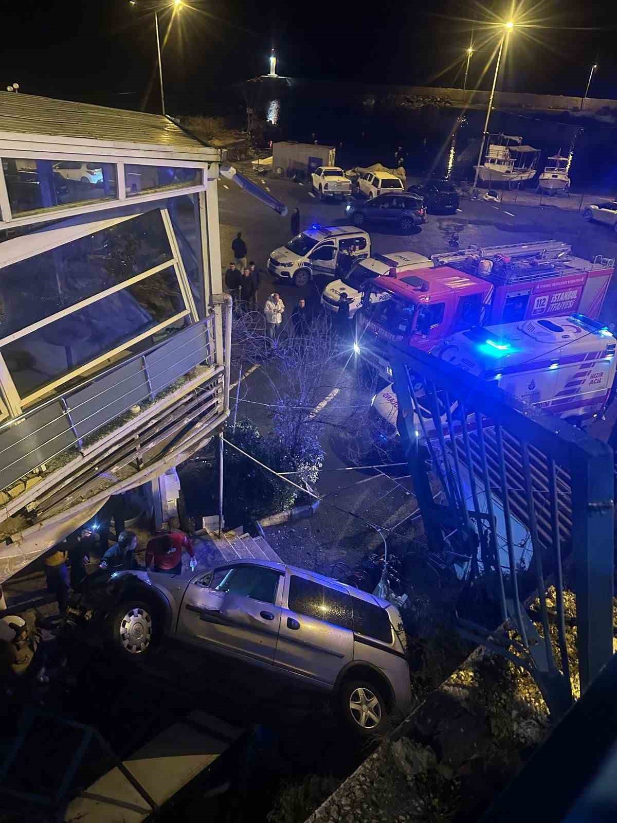 Silivri&rsquo;de hafif ticari ara&ccedil; 5 metreden aşağı d&uuml;şt&uuml;
