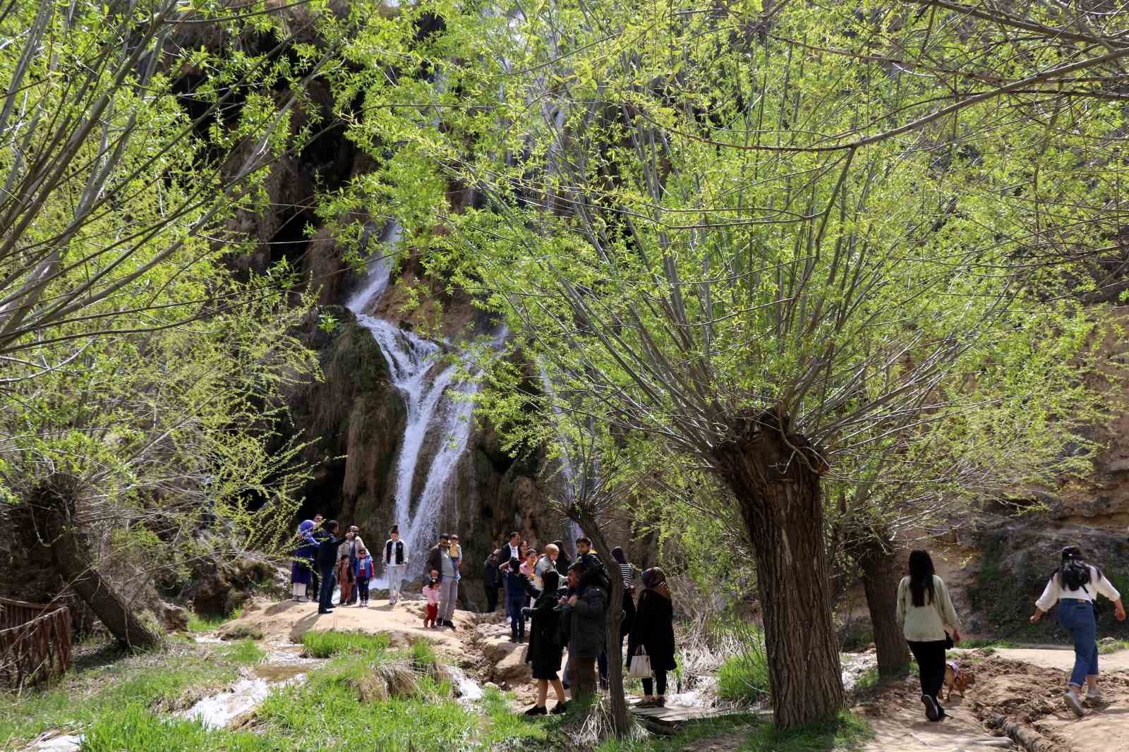 Girlevik Şelalesi&rsquo;ne bayramda ziyaret&ccedil;i akını
