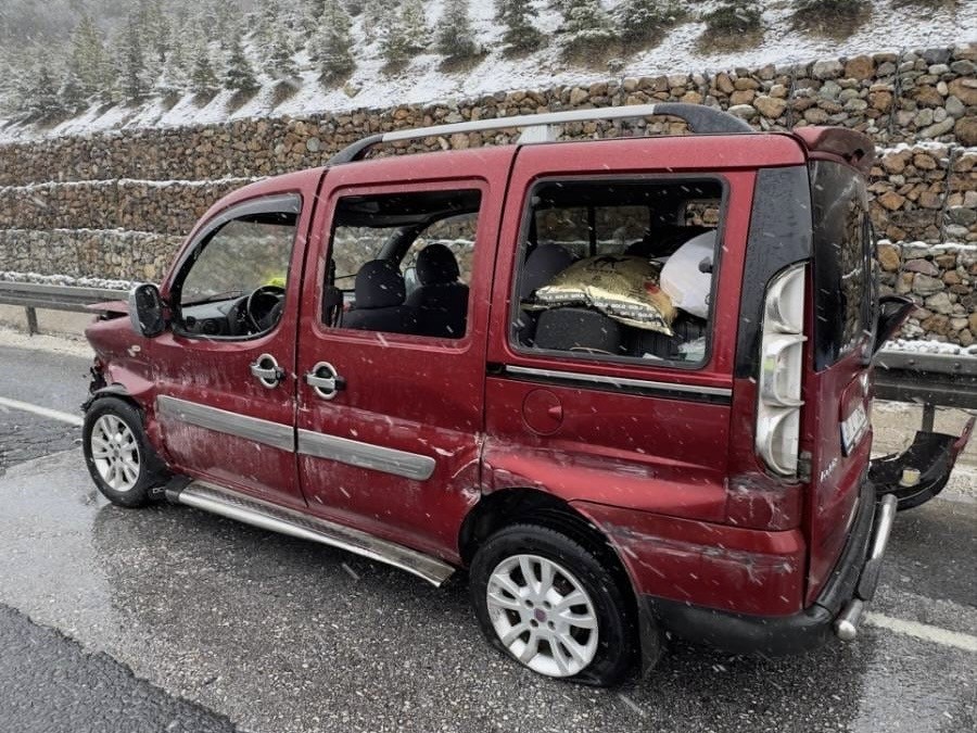 Uşak’ta hafif ticari aracın bariyere çarpması sonucu 6 kişi yaralandı