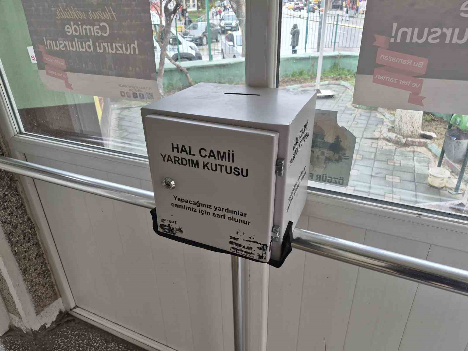 Ramazan ayında sadaka kutusunu kırıp paraları çaldılar