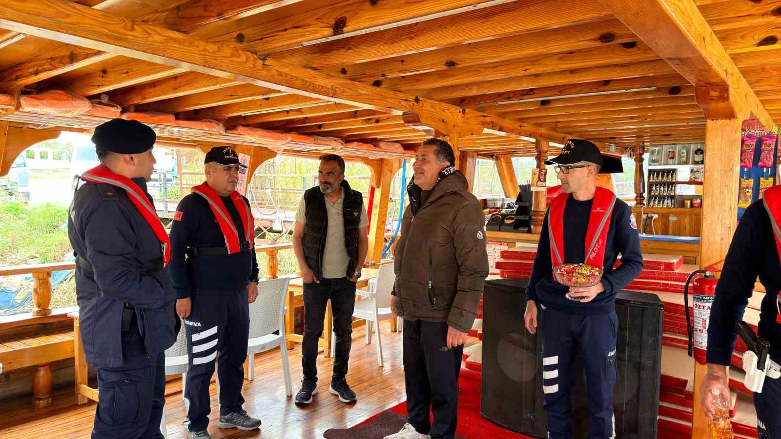 Manavgat&rsquo;ta jandarmadan deniz ve ırmakta bayram mesaisi
