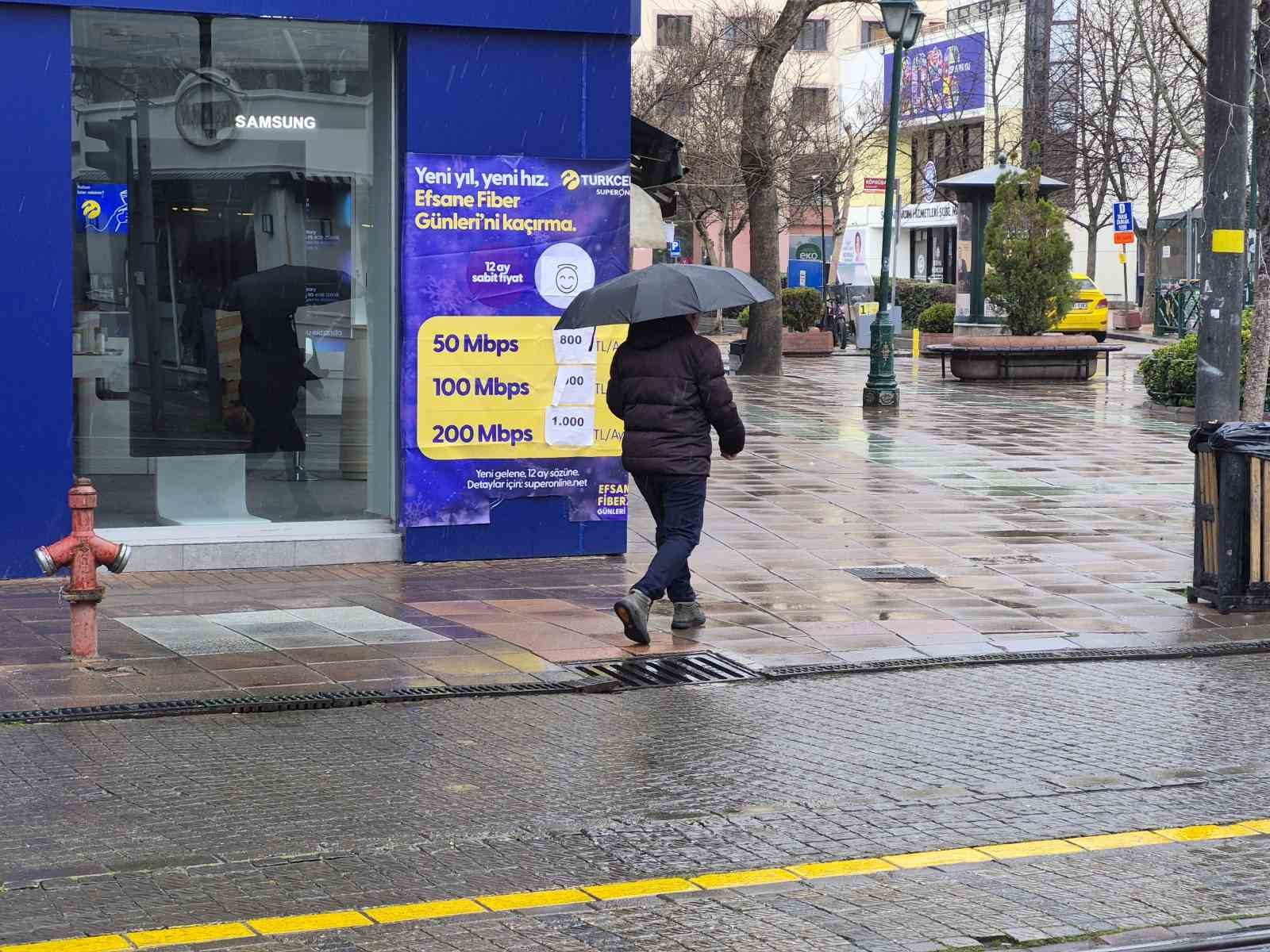 Eskişehir g&uuml;ne yağmurla başladı
