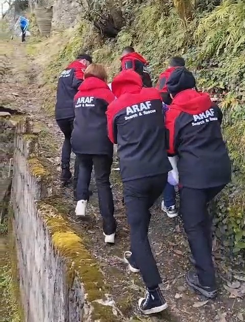 Bayramı k&ouml;y&uuml;nde ge&ccedil;irsin diye sedye ile evine taşındı
