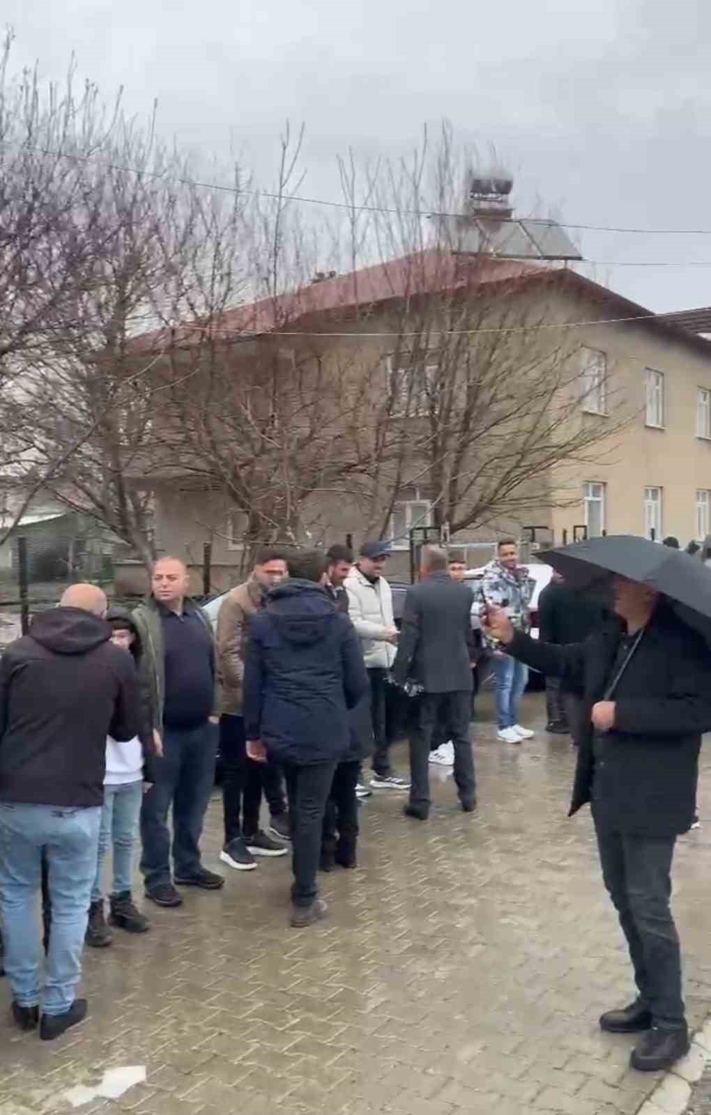 Elazığ’da  asırlık bayramlaşma geleneğinde metrelerce kuyruk