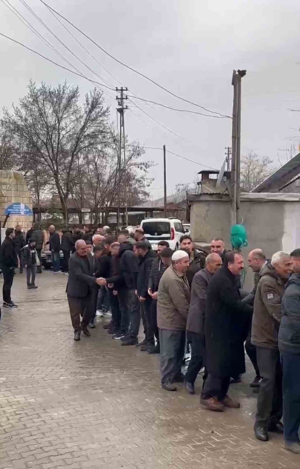 Elazığ&rsquo;da  asırlık bayramlaşma geleneğinde metrelerce kuyruk

