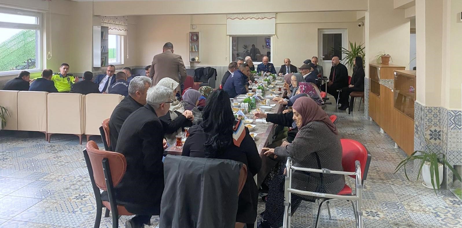 Huzurevi sakinleri bayramda unutulmadı