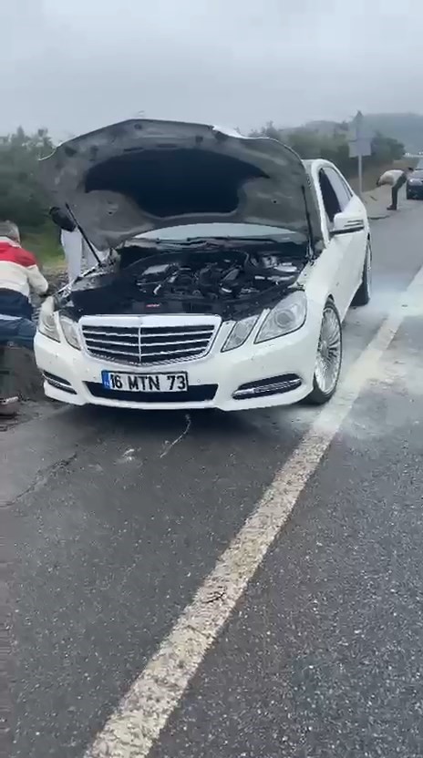 Lüks otomobil küle dönmeden söndürüldü