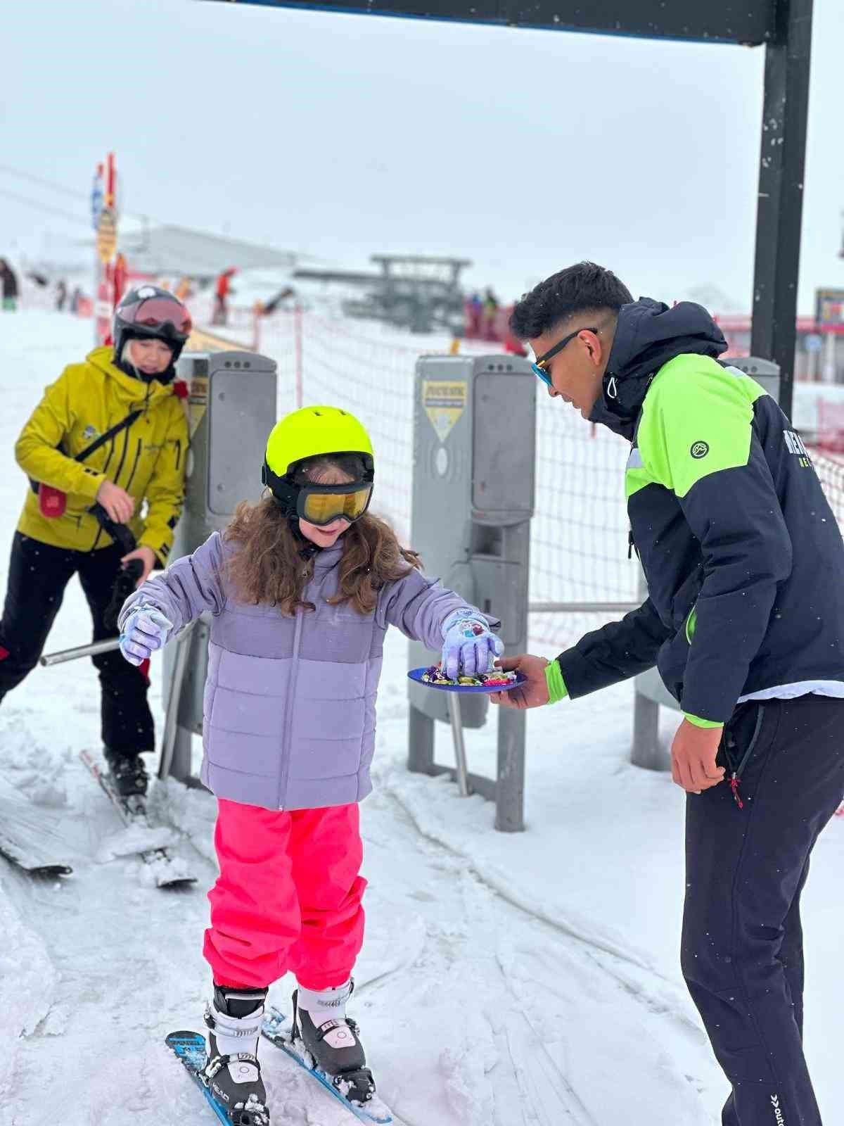 Erciyes’te kayak tutkunlarına bayram şekeri ikram edildi
