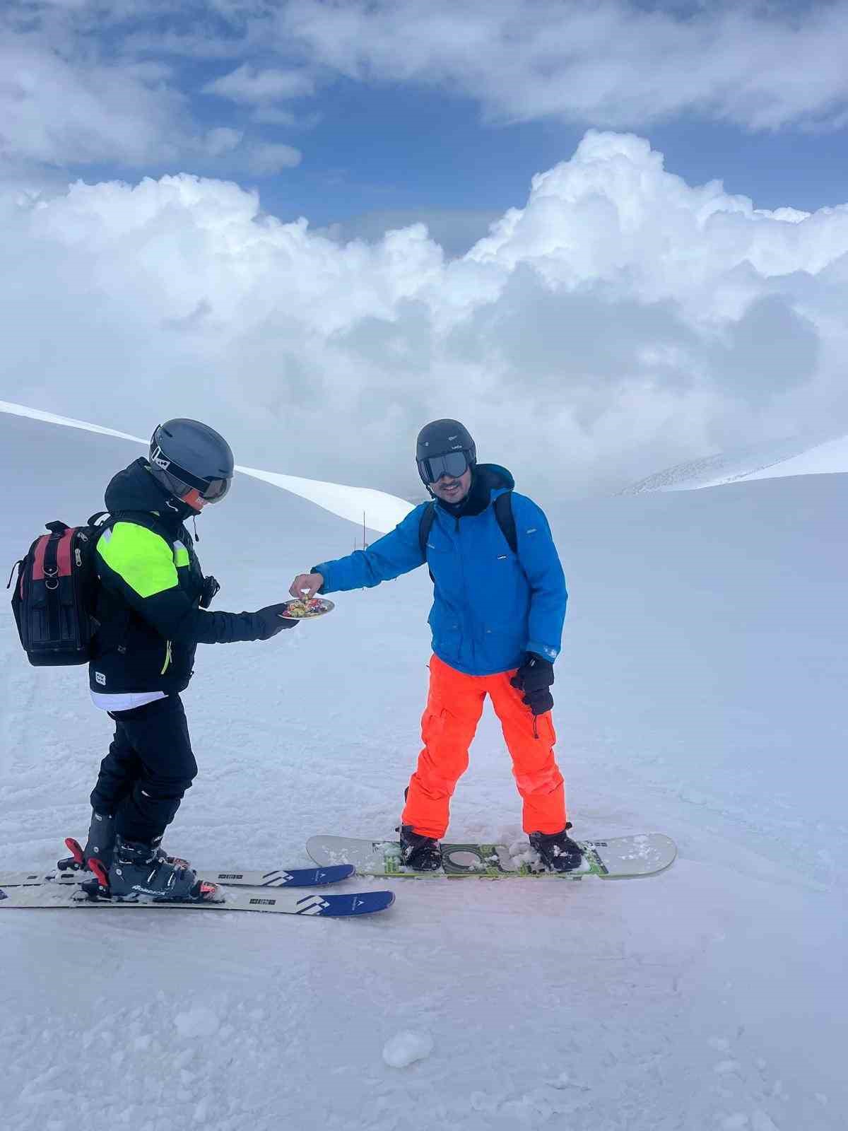 Erciyes’te kayak tutkunlarına bayram şekeri ikram edildi