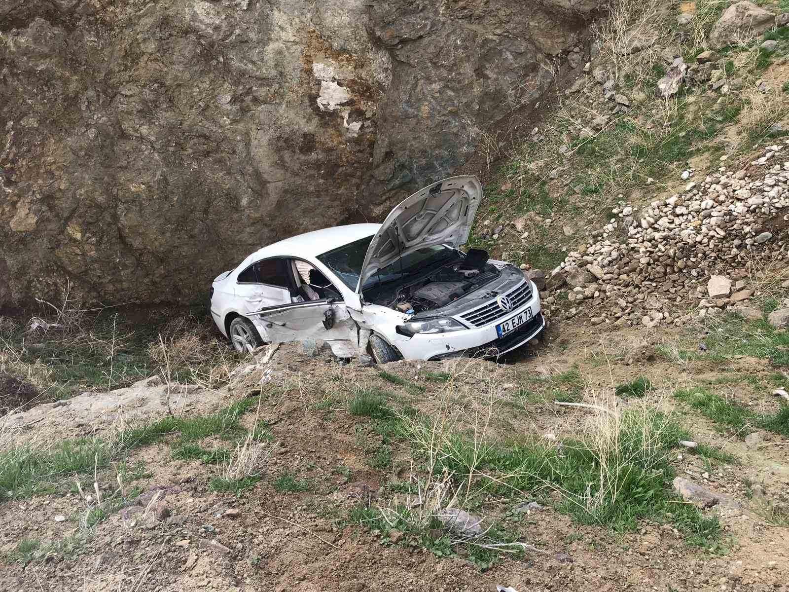 Otomobil park halindeki araca çarptıktan sonra şarampole uçtu: 2 yaralı