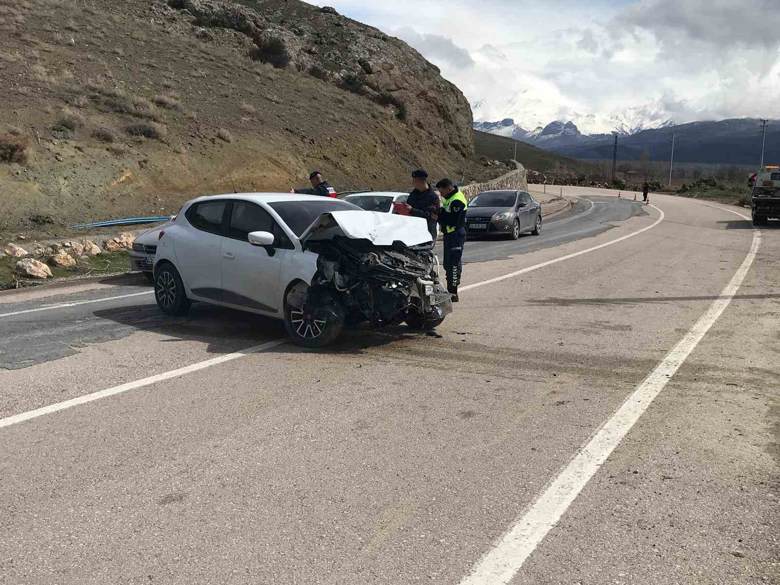 Otomobil park halindeki araca &ccedil;arptıktan sonra şarampole u&ccedil;tu: 2 yaralı
