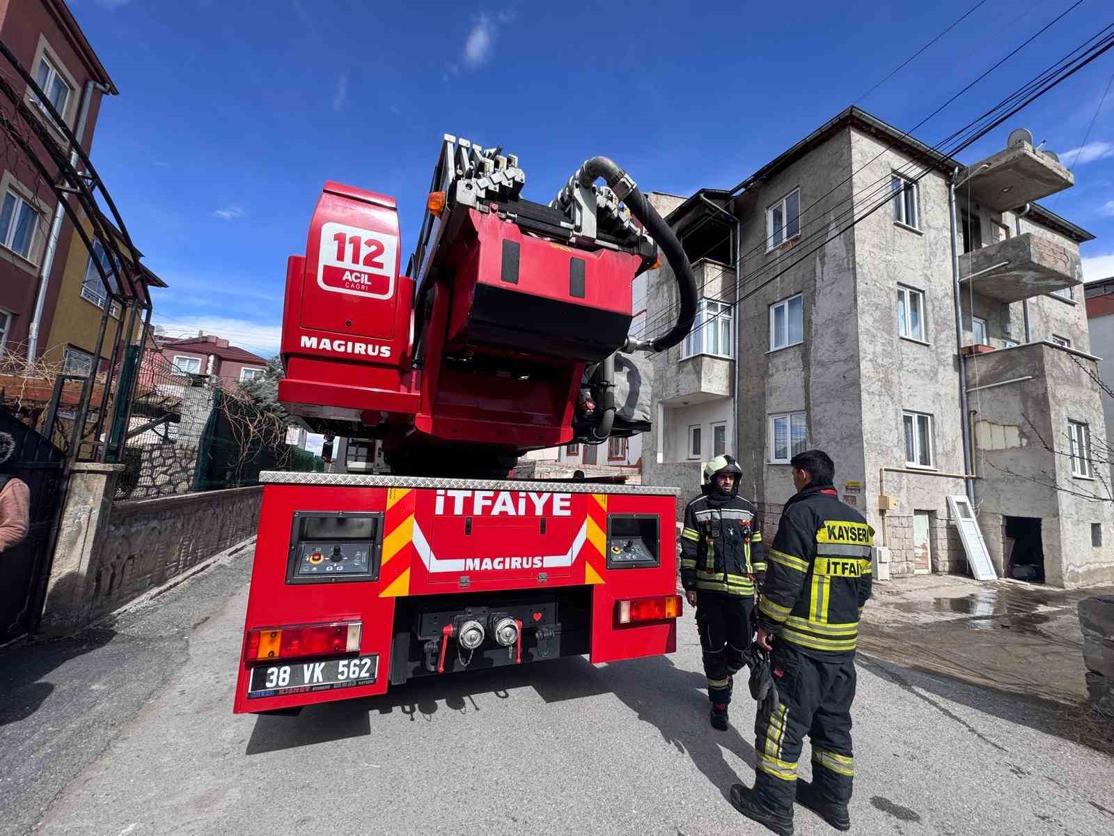 Kayseri’de ev yangını: 2 kişi dumandan etkilendi