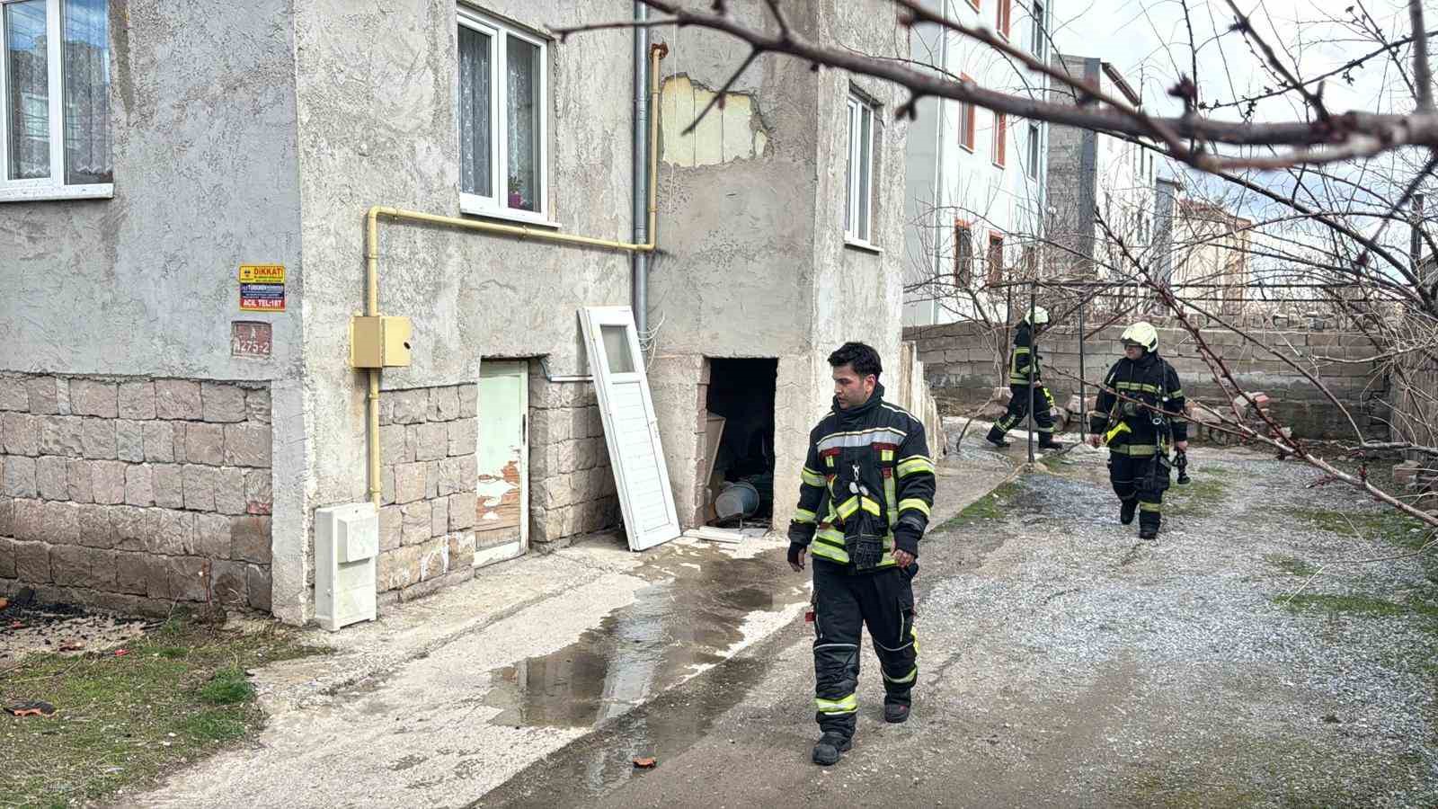 Kayseri&rsquo;de ev yangını: 2 kişi dumandan etkilendi
