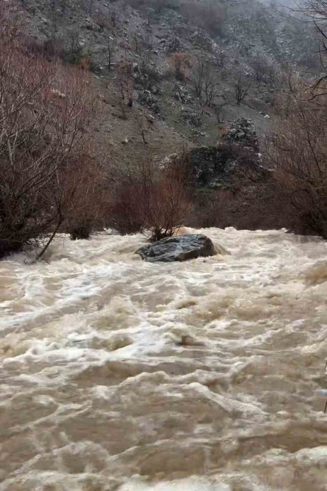 Elazığ’da yağış sonrası dereler coştu