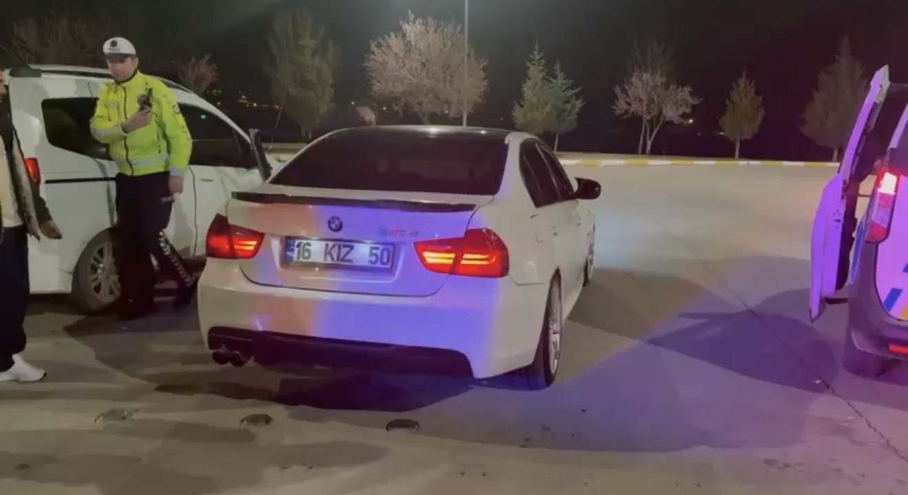 Tokat’ta abartı egzoz kullanan sürücüye ceza yağdı, araç trafikten men edildi