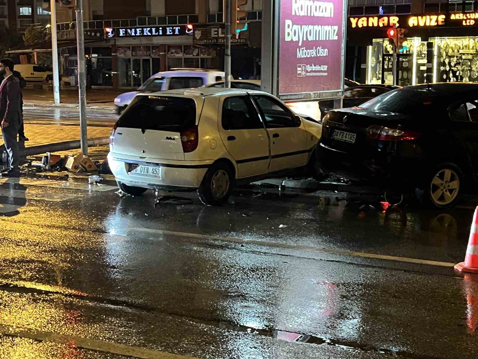 Konya&rsquo;da otomobiller &ccedil;arpıştı: 2 yaralı
