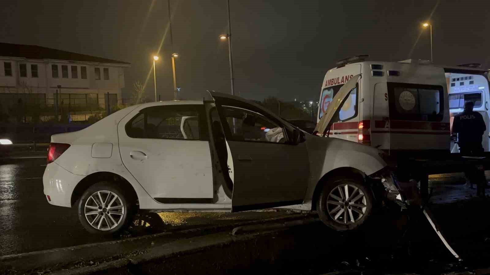 Ey&uuml;psultan&rsquo;da bir ara&ccedil; bariyerlere girdi: 3 kişi yaralandı
