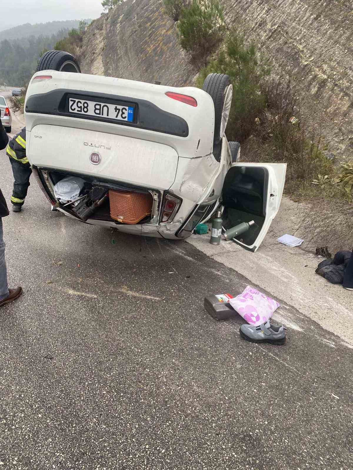 Yağış sonrası kayganlaşan yolda savrulan ara&ccedil; takla attı
