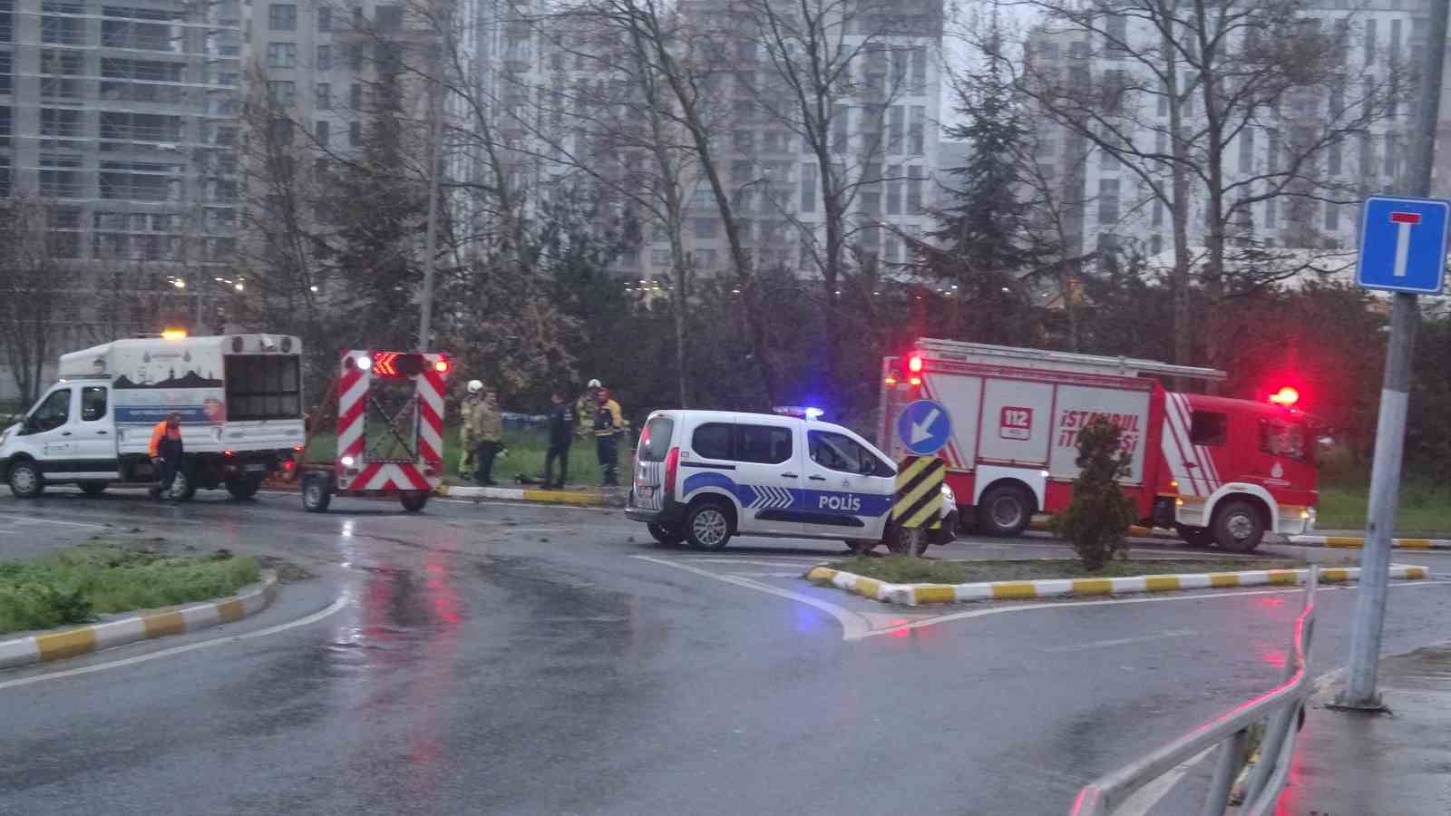 Pendik&rsquo;te virajı alamayan s&uuml;r&uuml;c&uuml; ağaca &ccedil;arptı
