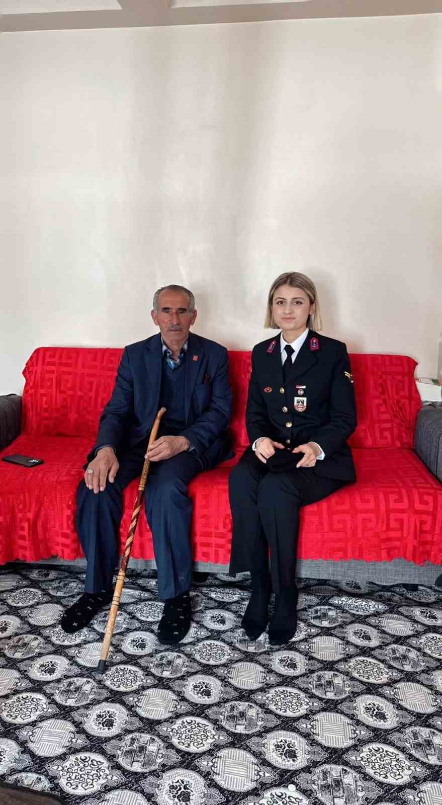 &Ouml;zalp il&ccedil;esinde şehit ailelerine bayram ziyareti
