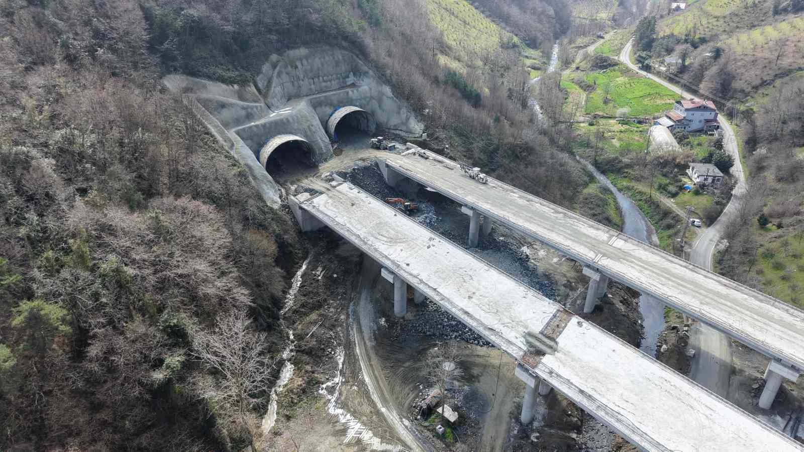 Dev viyad&uuml;kler y&uuml;kseliyor: Trabzon&rsquo;da ulaşım d&ouml;n&uuml;ş&uuml;yor
