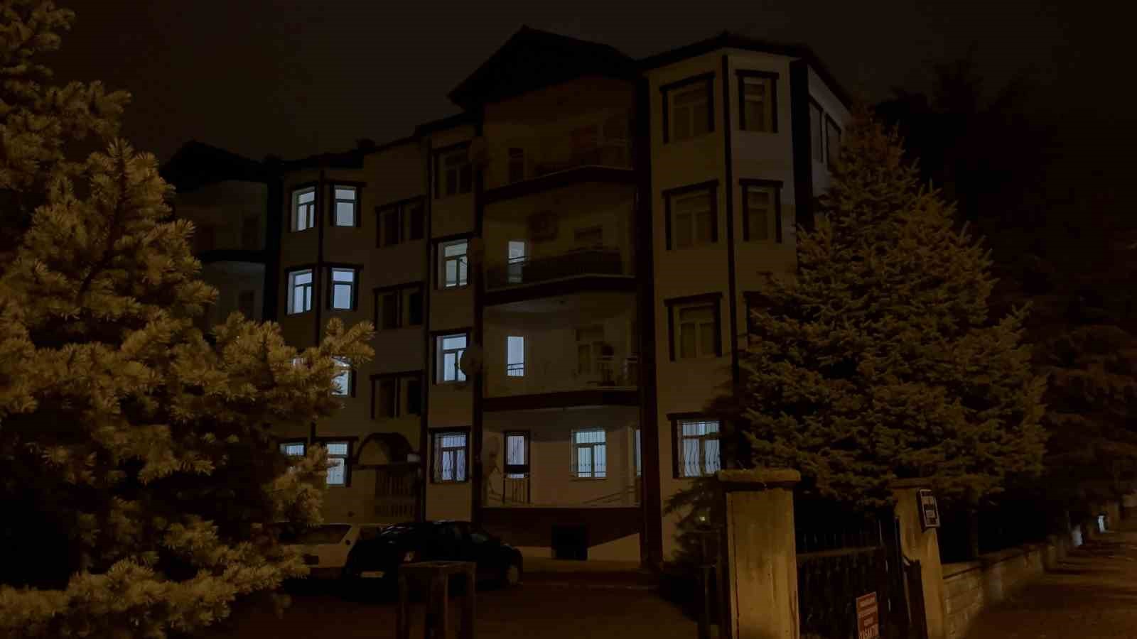 Asans&ouml;rde mahsur kaldılar, eve gelince hastanelik oldular
