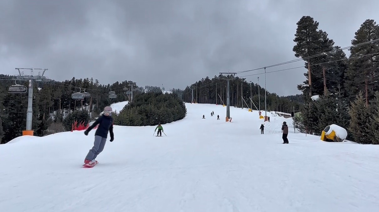 Kars’ta kayak merkezinde bayram yoğunluğu