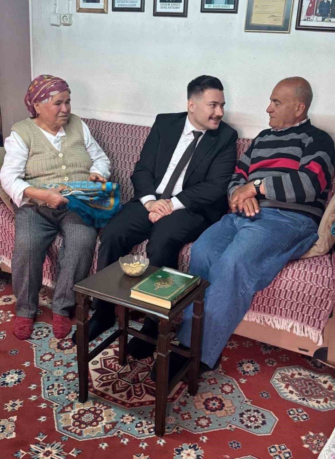 G&ouml;k&ccedil;eada Kaymakamı Acar&rsquo;dan Gazi ailesine bayram ziyareti
