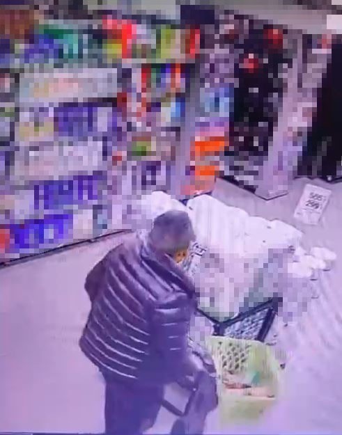 Marketten alkol &ccedil;aldı, kimse g&ouml;rmeden şişeleri pantolonun i&ccedil;ine soktu
