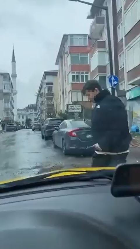 Avcılar&rsquo;da trafikte takip ettiği s&uuml;r&uuml;c&uuml;ye tehditler savuran şahıs yakalandı
